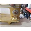 Image 2 : VINTAGE DOMESTIC MODEL 765 SEWING MACHINE