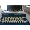 Image 4 : VINTAGE SMITH CORONA SEVENTY DELUXE TYPEWRITER IN CASE