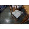 Image 2 : OAK DINING TABLE W/ 2 LEAFS AND 6 CHAIRS