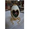 Image 2 : 1 LARGE AND 4 SMALL DECORATIVE EGGS