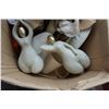 Image 2 : BOX OF VASES AND HOUSEHOLD DECOR