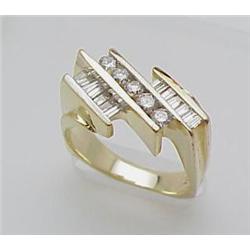 Ladys ring with round and baguette dia