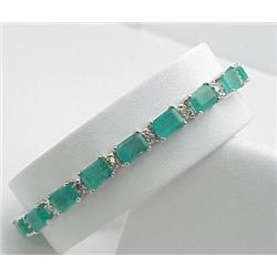 Ladys bracelet with 18 emerald cut eme