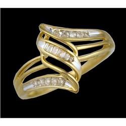 10KY Gold Beautiful Swirl Diamond Ring
