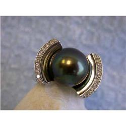 1203 18k White Gold Ring with Black Pearl and Diamond