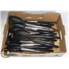 Image 1 : FLAT OF ASSORTED KITCHEN SERVING UTENSILS
