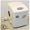 Image 1 : IGLOO PORTABLE TABLETOP ICEMAKER.
