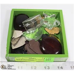 BOX WITH VARIETY OF ARROW HEADS AND STONES