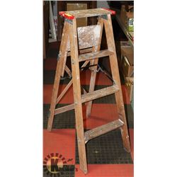 5 FT WOODEN LADDER