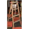 Image 1 : 5 FT WOODEN LADDER
