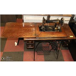 ANTIQUE SINGER TREDDLE SEWING MACHINE IN OAK