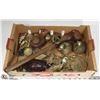 Image 1 : BOX OF ASSORTED WOOD CARVED AND BRASS ORNAMENTS