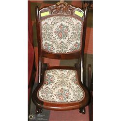 NURSING ROCKER. ANTIQUE.