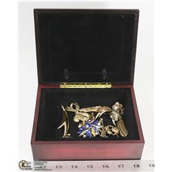 JEWELLERY BOX WITH MANY VINTAGE JEWELLERY PIECES