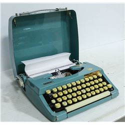 1970'S MANUAL TYPEWRITER (WORKING WITH GOOD