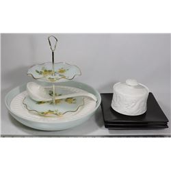 LOT OF TRAYS AND DECORATIVE BOWLS.