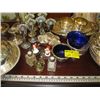 Image 2 : LARGE LOT OF SILVERPLATE DISHWARE, CANDLESTICKS ETC.