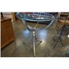Image 2 : GLASSTOP METAL BASE ENDTABLE