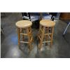 Image 2 : 2 PINE STOOLS