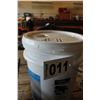 Image 2 : PAIL OF HYDRAULIC OIL