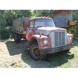 1970'S IH SINGLE AXLE TRUCK C/W GRAVEL BOX