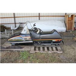 APPROX. 1979 JOHN DEERE LIQUIFIER SKIDOO C/W COVER