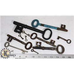 VINTAGE LOT OF KEYS