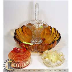 COLLECTION OF VINTAGE GLASSWARE AND SERVING