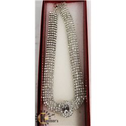 CRYSTAL FASHION NECKLACE