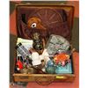 Image 1 : VINTAGE SUITCASE FULL OF MISC