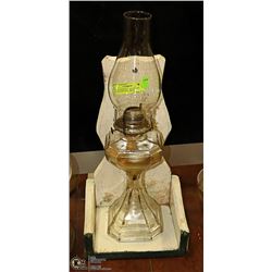 WHITE WOODEN LAMP HOLDER PLUS HURRICANE LAMP WITH