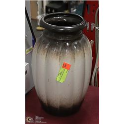 CERAMIC DECORATIVE VASE