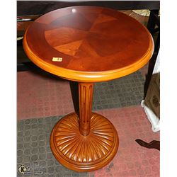 WOOD CARVED STYLE END TABLE. FURNITURE