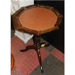 SMALL VINTAGE WOOD LEATHER TOP END TABLE.