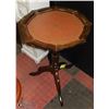 Image 1 : SMALL VINTAGE WOOD LEATHER TOP END TABLE.