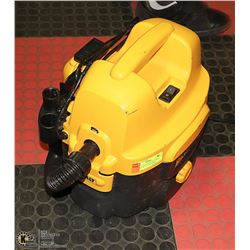 DEWALT 2 GALLON HEAVY DUTY SHOPVAC W/ 1 ATTACHMENT