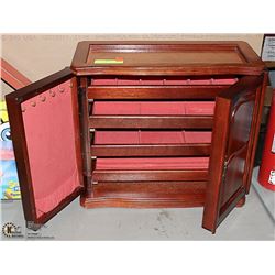 LARGE WOODEN JEWELLRY BOX.