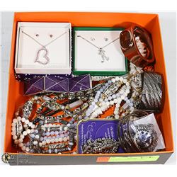 BOX WITH JEWELLERY INCL.