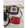Image 2 : LOT OF VINTAGE CAMERAS (1 IN ORIGINAL BOX)