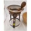 Image 2 : FRUIT SEIVE & MEDALTA BOWL *HAS CRACKS*