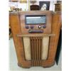 Image 1 : Antique Cabinet Radio - WORKS