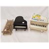 Image 1 : 3 WIND-UP MUSICAL BOXES