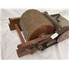 Image 2 : HAND OPERATED WOOL CARTER