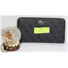 Image 1 : GUESS WOMAN’S WALLET AND GINGERBREAD SNOW GLOBE