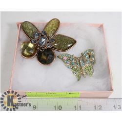 BOX WITH PAIR OF VINTAGE BROOCHES