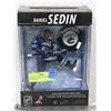 Image 1 : MCFARLANE DELUXE DANIEL SEDIN WITH PUCK
