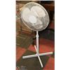 Image 1 : OSCILLATING FLOOR FAN