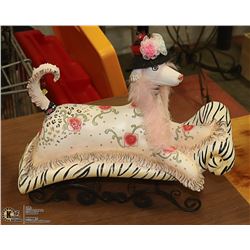 SHOWHOME DECORATIVE FRENCH POODLE ON PILLOW