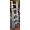 Image 1 : MASTERCRAFT ADJUSTABLE LADDER