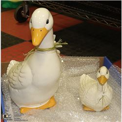 MOTHER DUCK AND BABY PORCELAINE